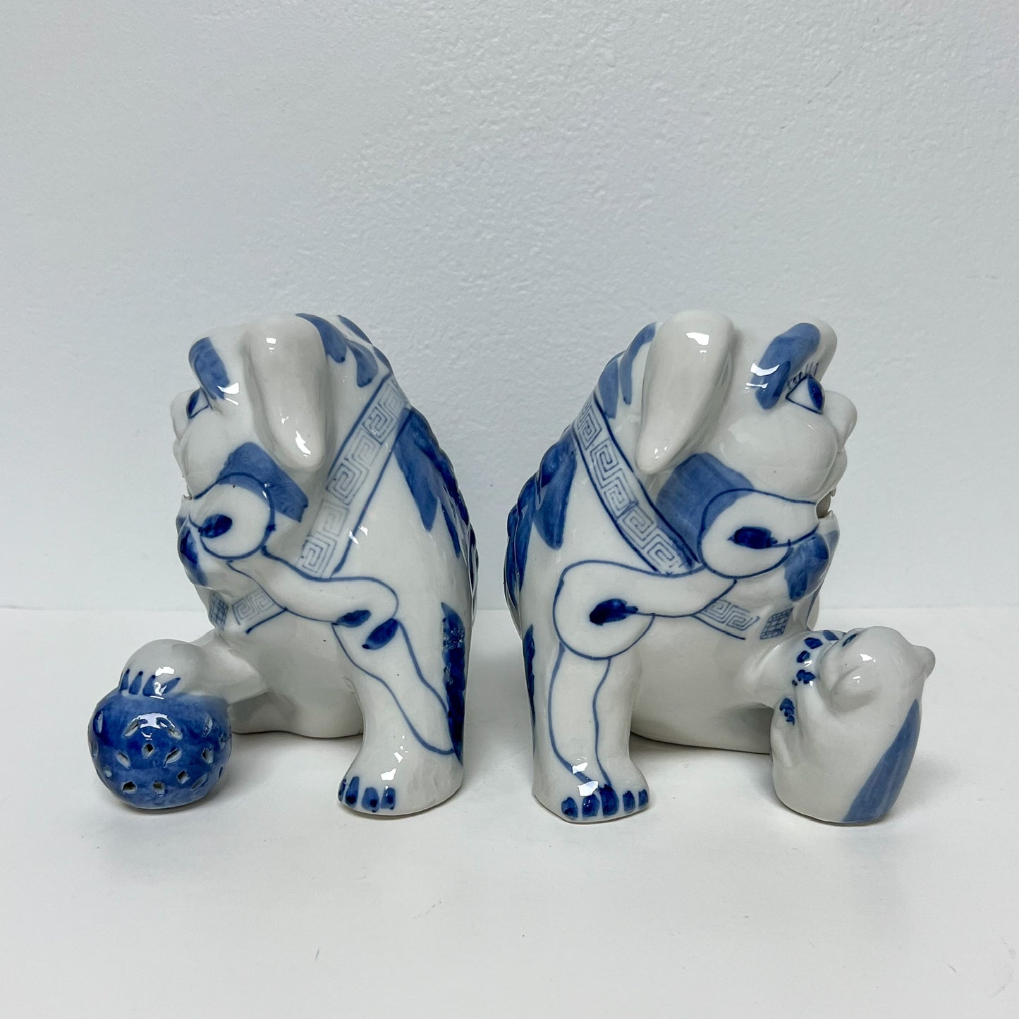 (27119) Pair of Blue and White Foo Dogs