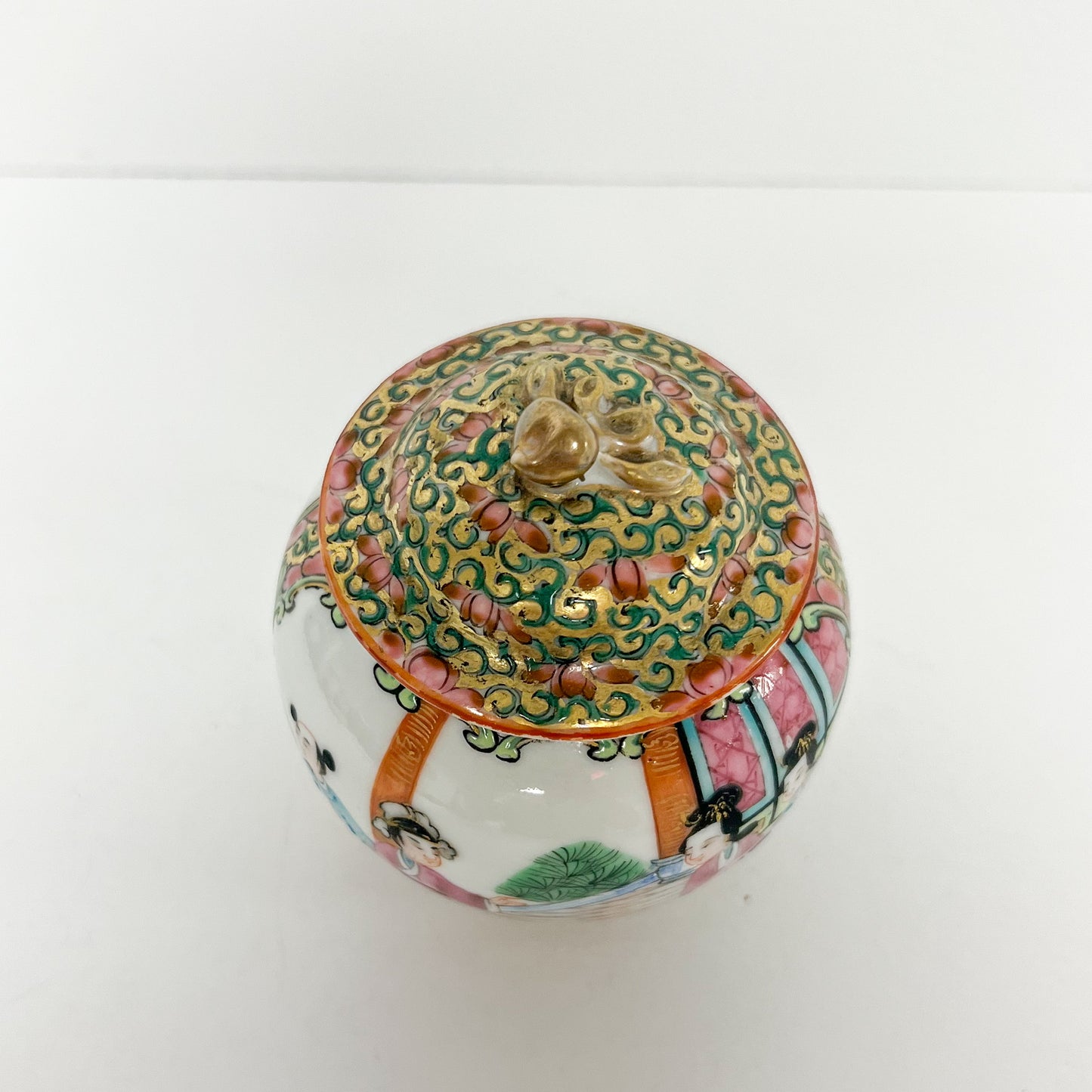 (26286) 19th Cen Rose Medallion Lidded Jar