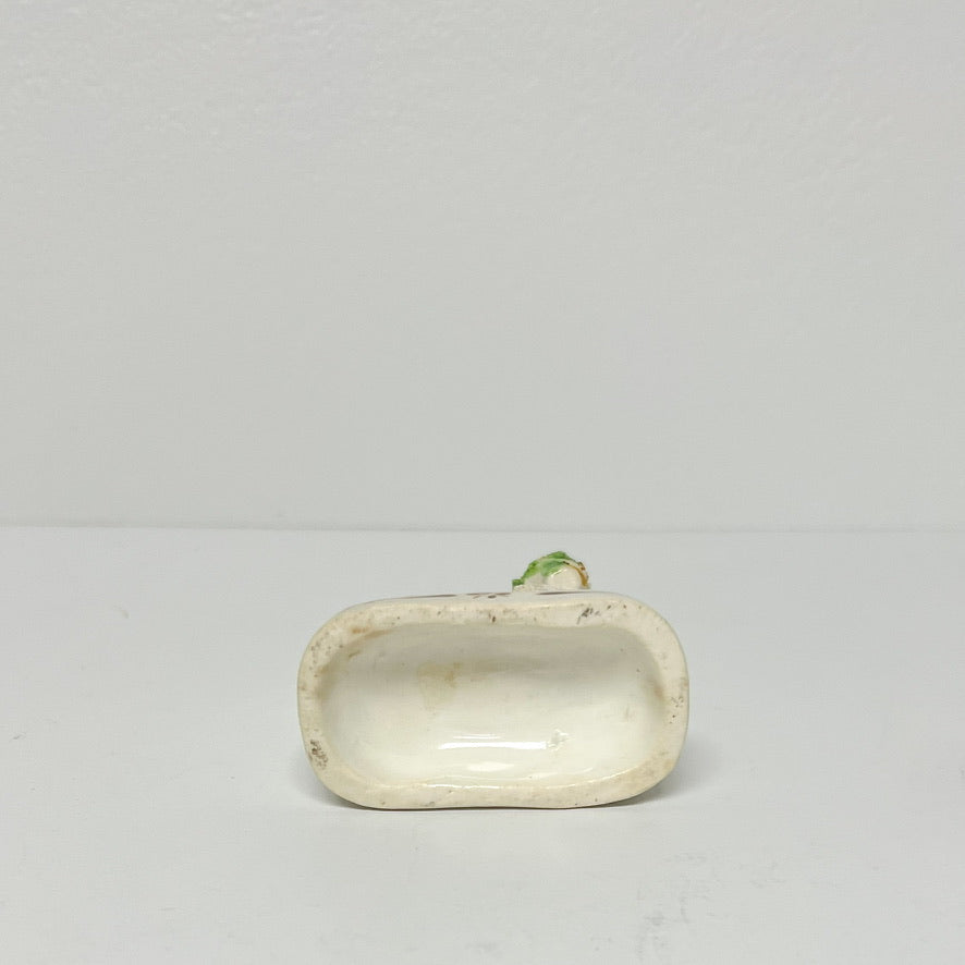 (26270) White Staffordshire Poodle with Basket