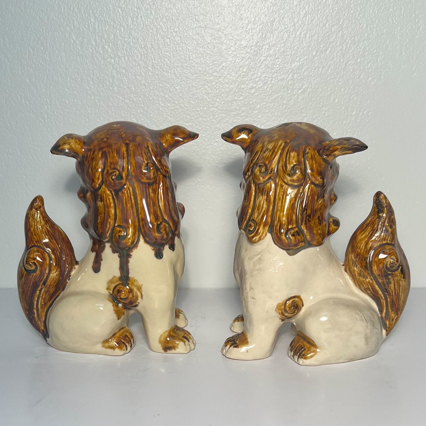 (19618) Pair Of Brown And Cream Midcentury Foo Dogs