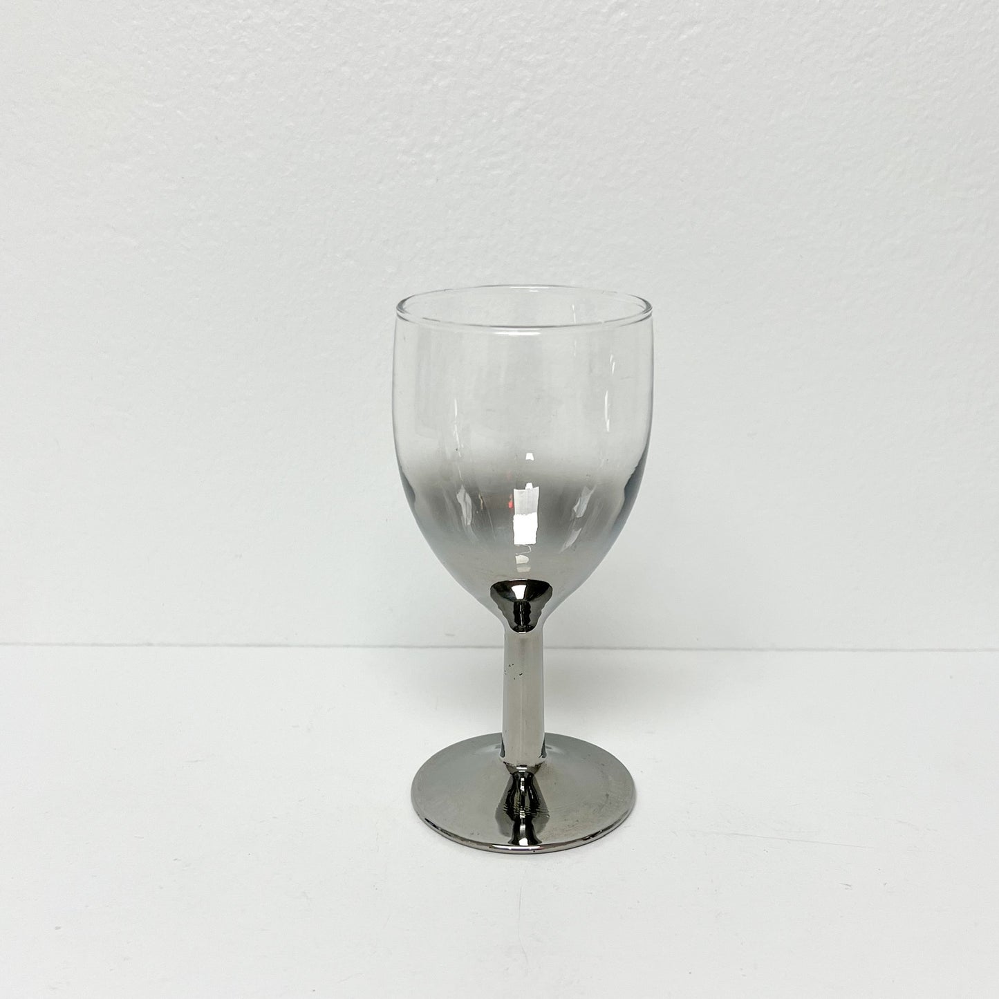 (26086) Midcentury Silver Fade Carafe and Set of Four Glasses