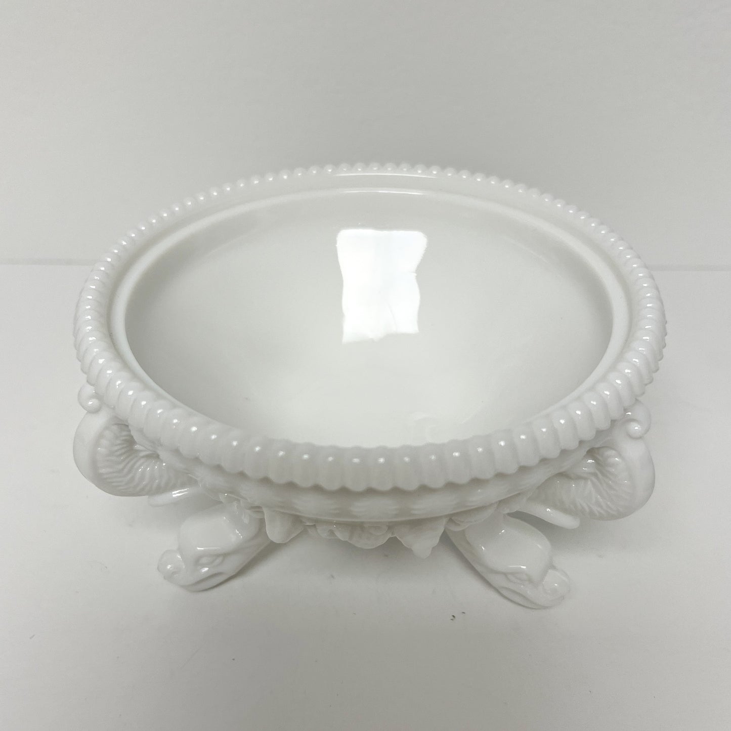 (26157) Vintage Lidded Milk Glass Dish with Shells