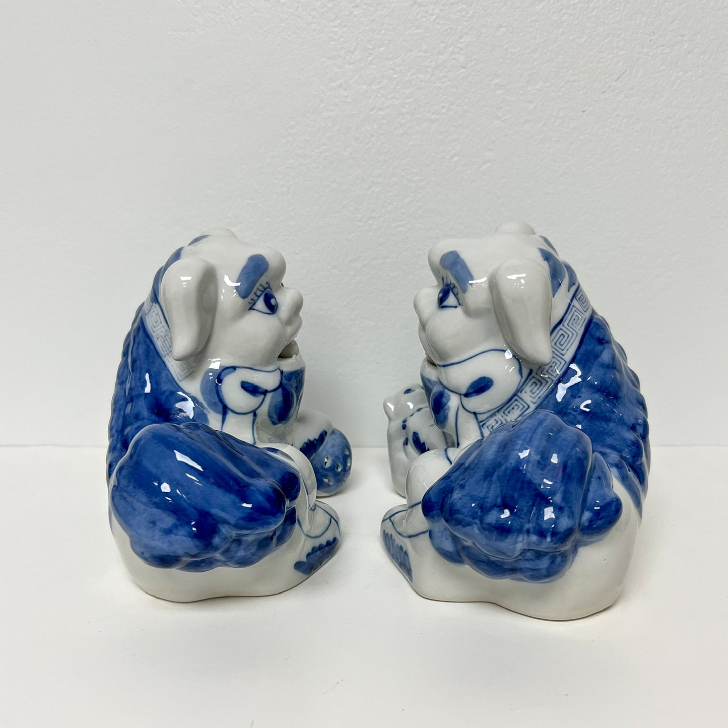 (27119) Pair of Blue and White Foo Dogs