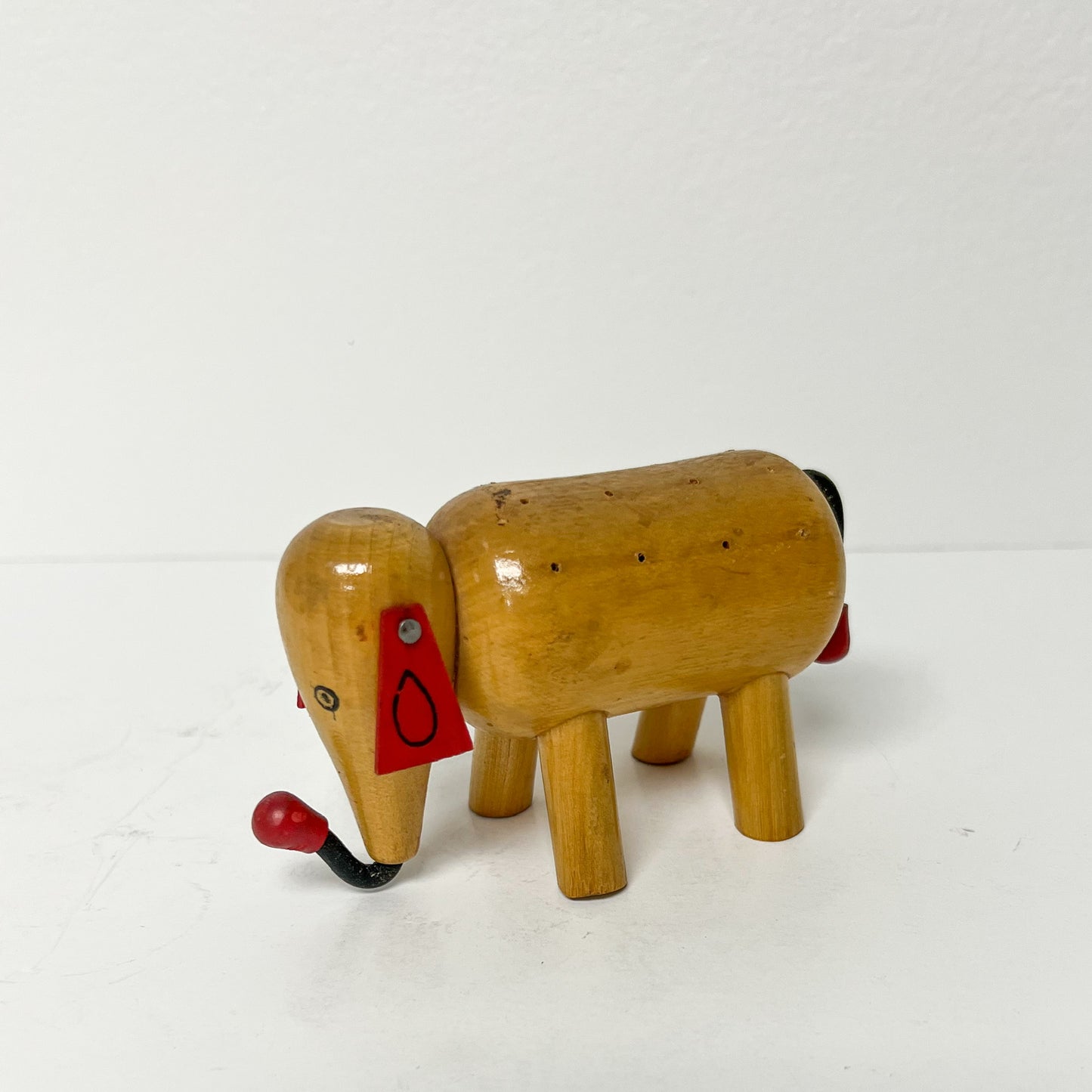 (25746) Midcentury Elephant Toothpick Holder