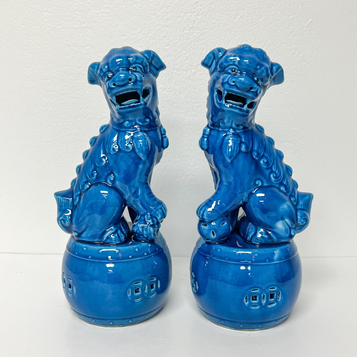 (26175) Pair of Turquoise Foo Dogs on Drum Bases