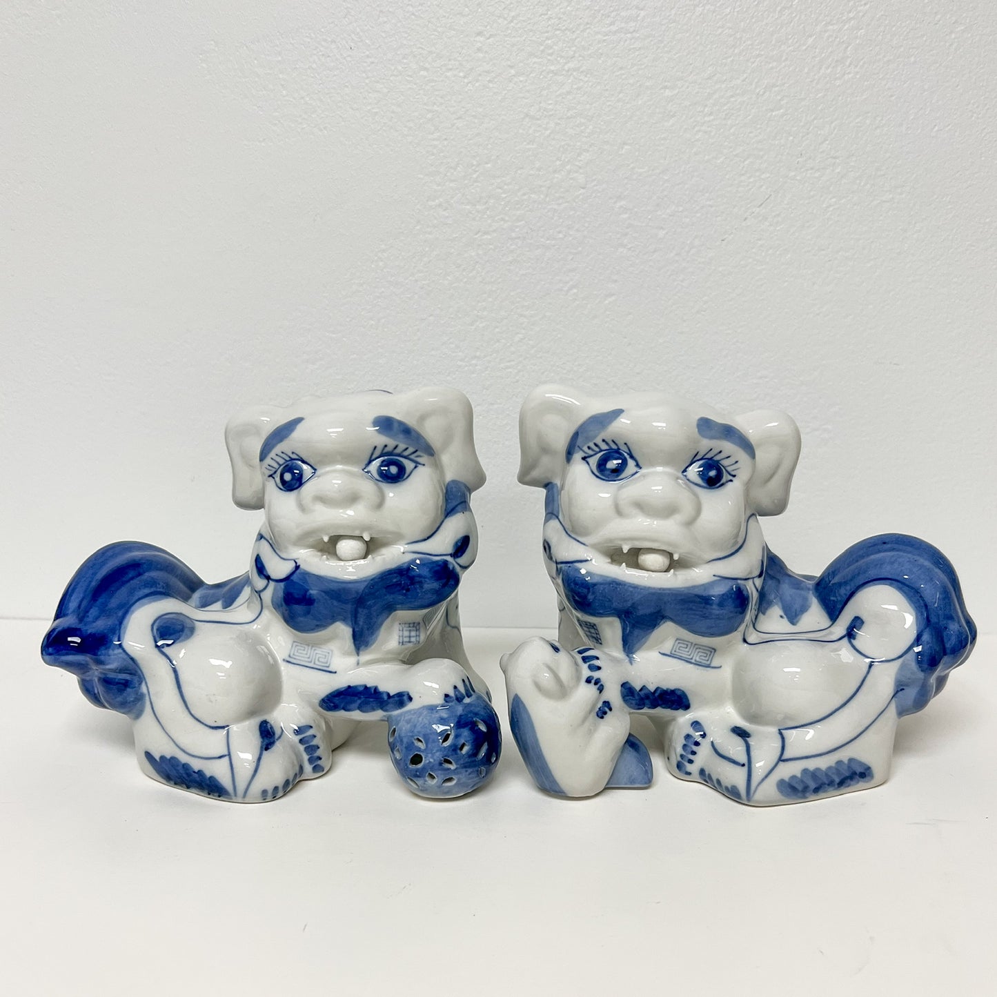 (27119) Pair of Blue and White Foo Dogs