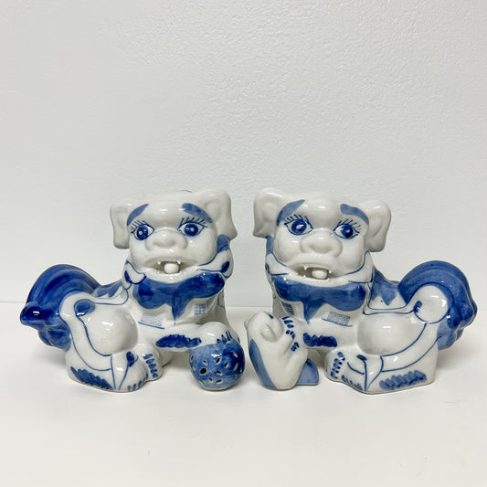 (27119) Pair of Blue and White Foo Dogs