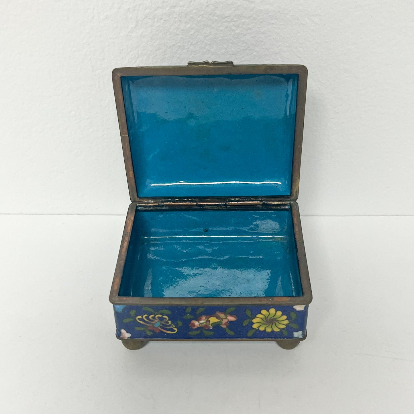 (26074) Cloisonne Footed Box ca. 1890-1920