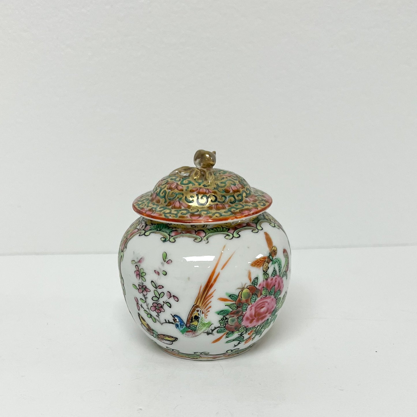 (26286) 19th Cen Rose Medallion Lidded Jar
