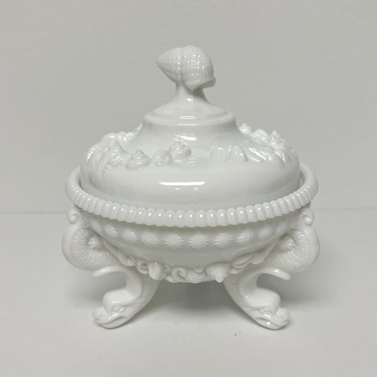 (26157) Vintage Lidded Milk Glass Dish with Shells
