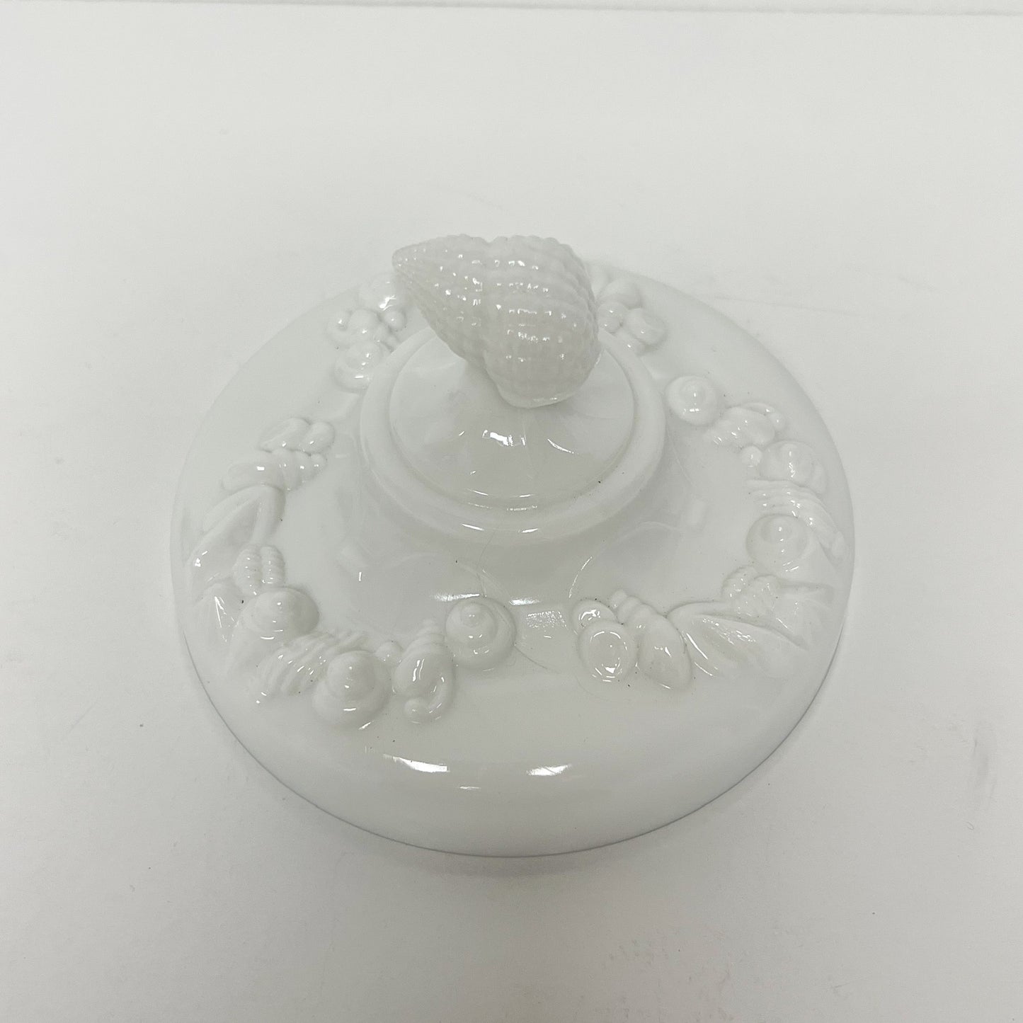 (26157) Vintage Lidded Milk Glass Dish with Shells